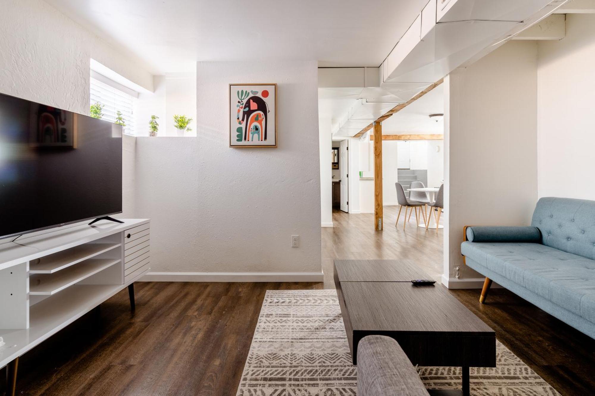 Holiday home Collection - 95 Walkscore On Division Quaint One Br