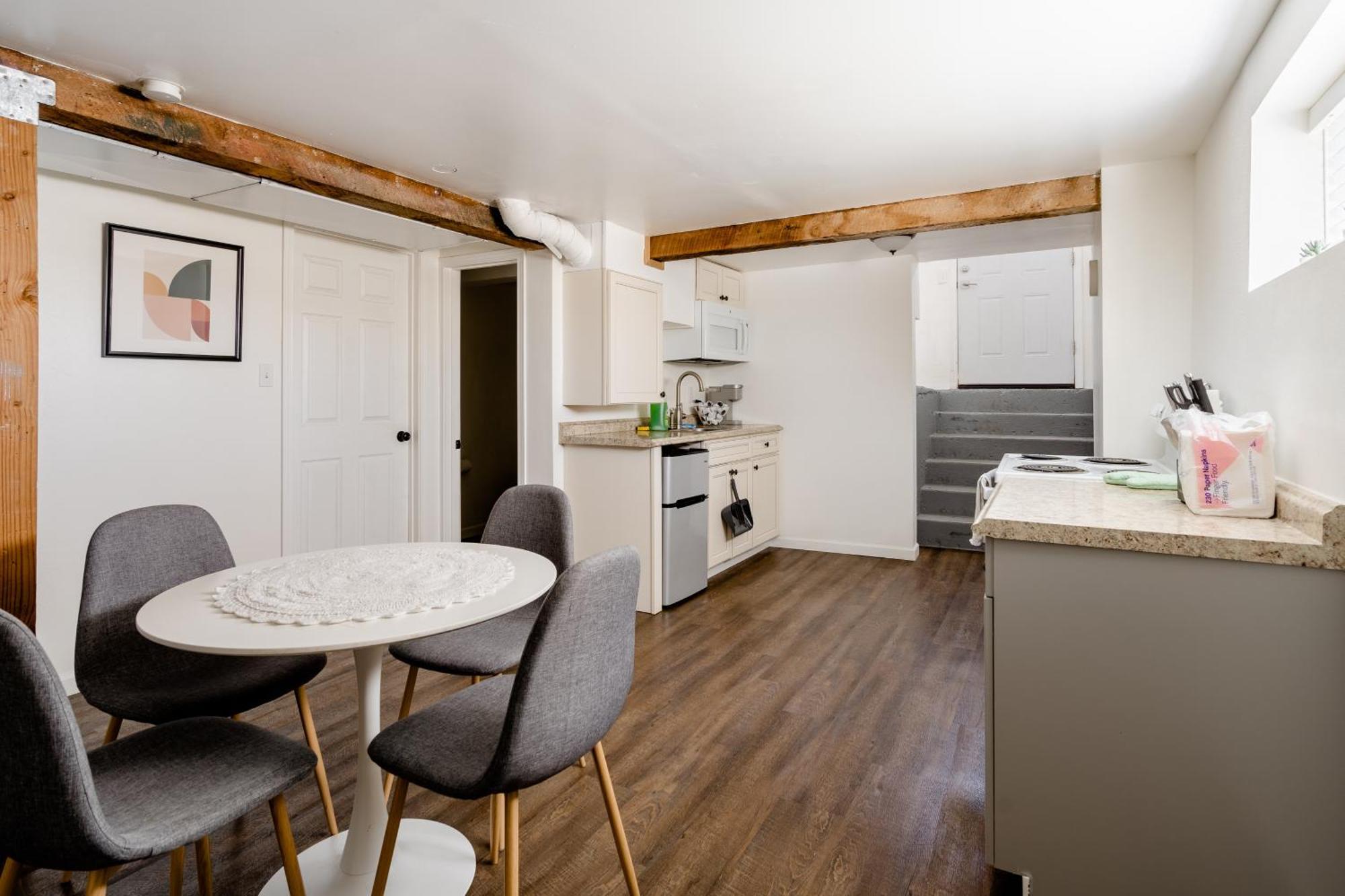 Holiday home Collection - 95 Walkscore On Division Quaint One Br