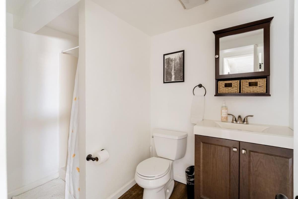 Holiday home Collection - 95 Walkscore On Division Quaint One Br